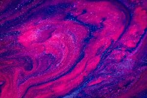 Fundo texturizado em tons de roxo e pink com brilho sutil e padrões fluidos.