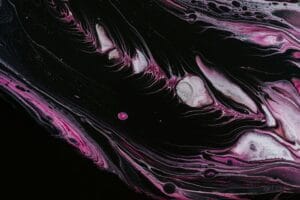 Textura abstrata em preto e rosa, com formas fluidas e onduladas.