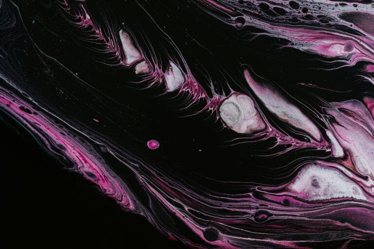 Textura abstrata em preto e rosa, com formas fluidas e onduladas.