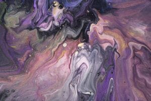 Pintura abstrata em tons de roxo, rosa e preto com formas fluidas e texturas vibrantes.