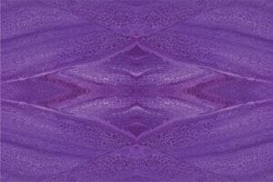 Textura abstrata em tons de roxo com padrões fluidos e ondulados.
