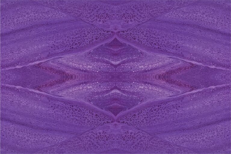 Textura abstrata em tons de roxo com padrões fluidos e ondulados.