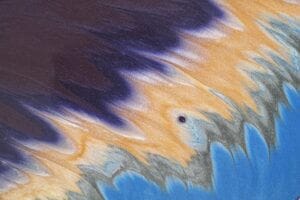 Padrão abstrato com cores azul, dourado, cinza e roxo formando formas onduladas e texturizadas