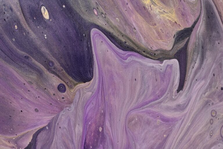 Textura abstrata em tons de roxo e dourado com padrões fluidos.