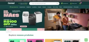 Duas pessoas em uma cozinha moderna, uma usando uma lavadora Consul e outra organizando produtos.