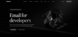 Interface minimalista de plataforma de e-mail voltada para desenvolvedores, com um cubo 3D em destaque.