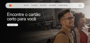 Homem sorridente caminhando pela cidade, com óculos e mochila, representando a experiência Mastercard.