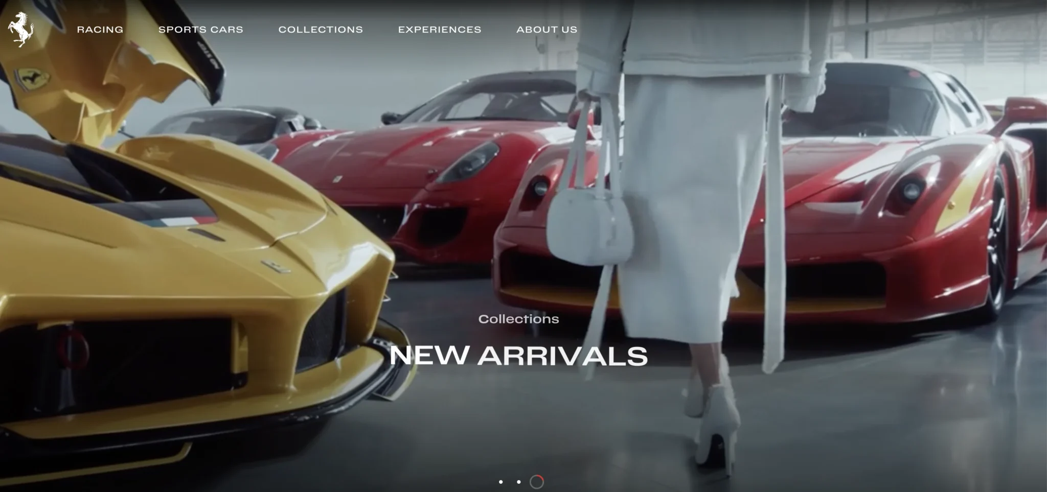 Vários modelos de carros Ferrari em um showroom, destacando o design luxuoso e esportivo.