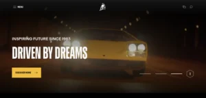 Lamborghini amarela em uma estrada à noite, com faróis acesos e ambiente escuro ao redor.
